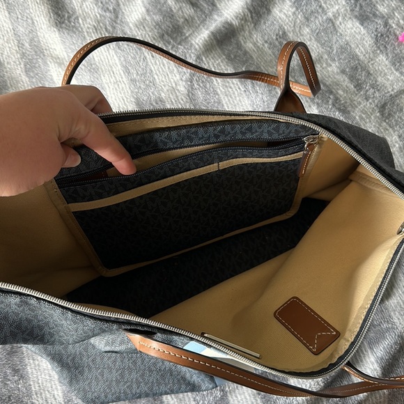 Large Blie Michael Kors Tote - Picture 3 of 4